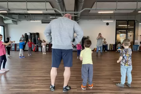 Im Gymnastikraum: Joshua Tyson Kühn will Kindern spielerisch beibringen, sich ernsthaft zu verteidigen. 