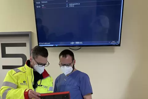 Das Tablet, das Notarzt Ziegler (links) und Manuel Lingner in der Hand halten, überträgt Patientendaten in die Notaufnahme Kande