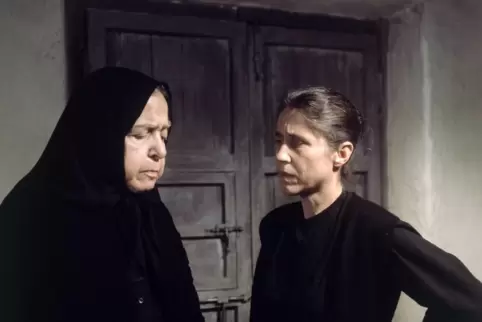 Therese Giehse (links als Frau Perez) ) und Hanne Hiob (Therese Carrar) 1975 in der TV-Verfilmung von Brechts „ Die Gewehre der 