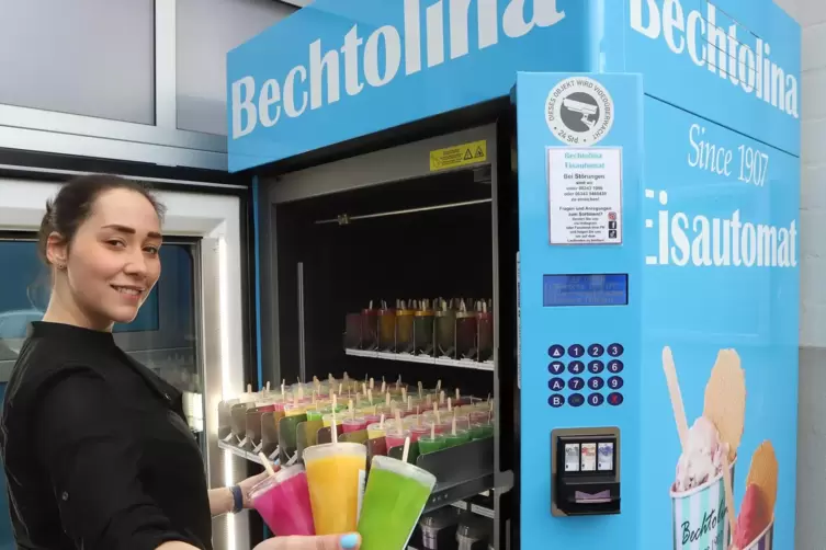 Viktoria Wichtler, Junior-Chefin der Eisfabrik Bechtolina, musste den neuen Automaten schon nach kurzer Zeit nachfüllen.