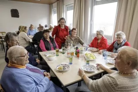 Um die 25 Seniorinnen und Senioren kommen regelmäßig zum Mittagstisch. Die Idee dazu hatte Gabriele Heinz (stehend in der Mitte)