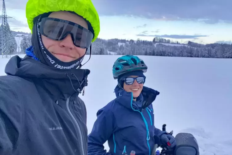 Auch Kälte und Schnee in Österreich halten Lotta Schaefer und Lukas Bion nicht vom Radfahren ab. 