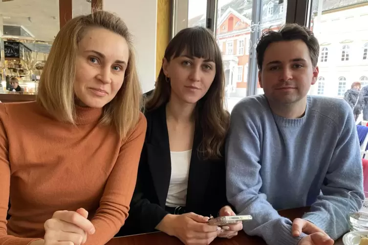 „Ohne Waffen kein Frieden“: Das sagen Tetiana Osoka, Yevheniia Kucher und Maksym Buts (von links) über die Situation in der Ukra