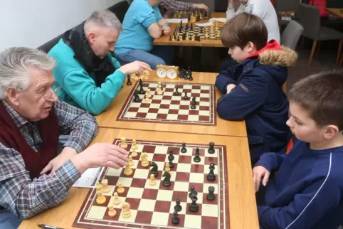 Hat Hunderten von Kindern und Erwachsenen das Schachspiel beigebracht: Hans-Günter Jung (vorne links), hier mit dem neuesten Ver