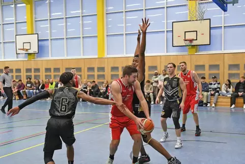 Der Zweibrücker Johannes Meenken will werfen, Kaleb Zellars blockt.