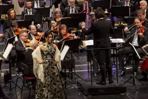Temperament ist Trumpf: die Pfalzphilharmonie unter Anton Legkii und mit Solistin Rosario Chávez. 