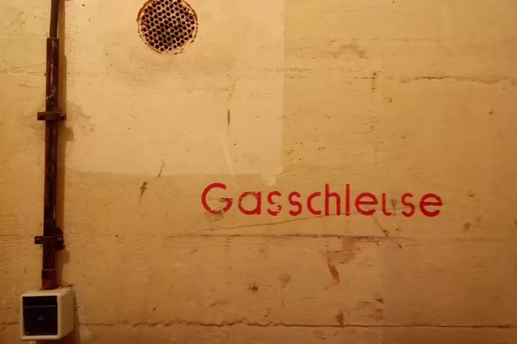 Die rote Beschriftungen stammen noch aus den 1940er-Jahren.