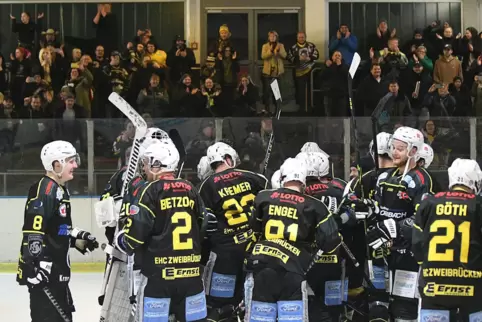 Mannschaft und Fans des EHC Zweibrücken freuen sich riesig über den Einzug ins Finale.