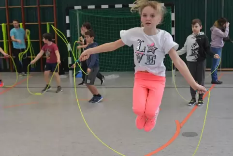 Filip Panic (links hinten) bringt Viertklässler in der Schulsporthalle in Schwung. 