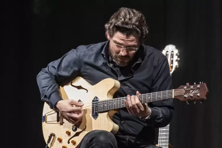 Stupende Läufe und witzige Ideen: Joscho Stephan, ein Zauberer auf der Gitarre.