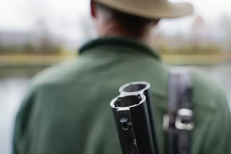 Jäger mit Gewehr: Für Interessierte finden jedes Jahr Lehrgänge und Prüfungen statt. 