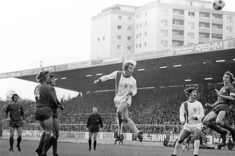 Uli Hoene&szlig; versucht&rsquo;s per Kopf. Rechts Ernst Diehl, neben ihm Gerd M&uuml;ller, der legend&auml;re &bdquo;Bomber&ldquo;. 