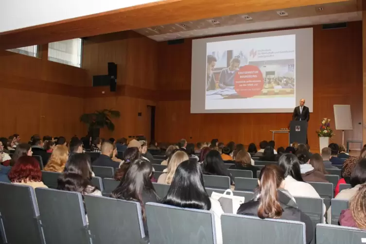 In der Aula der Hochschule begrüßte Präsident Gunther Piller die „Neuen“.