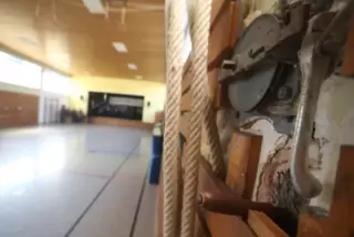 An einigen Stellen in der Halle ist der Putz abgeplatzt. 