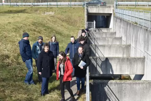 Vertreter aus Baden und der Pfalz informieren sich am Fischpass an der Staustufe Iffezheim über die Wiederansiedlung des Lachses