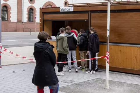 Teststellen, wie diese auf dem Schillerplatz, prägten während der Corona-Pandemie das Stadtbild. Nun verschwinden sie wieder. 