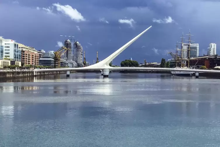 Die futuristische Puente de la Muyer in Argentiniens Haupstadt Buenos Aires.