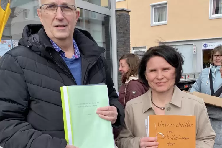 Ortsvorsteher Frank Meier und Tanja Wei&szlig;mann, Leiterin der Stadtbibliothek, mit den Unterschriftenlisten. 