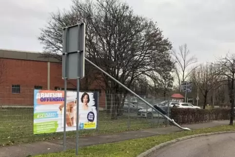 unfallbildkreiselstraßenlaterne.jpg