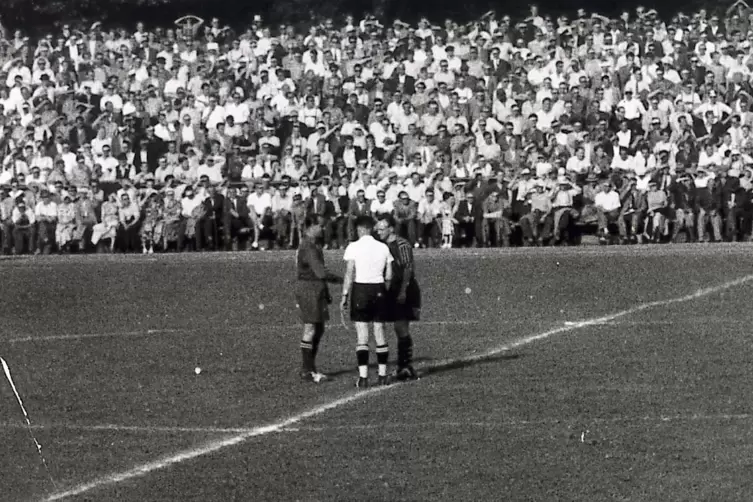 16.000 Zuschauer waren in der Saison 1953/54 im Ostpark-Stadion dabei, als der VfR Frankenthal gegen den 1. FCK 4:2 gewann.