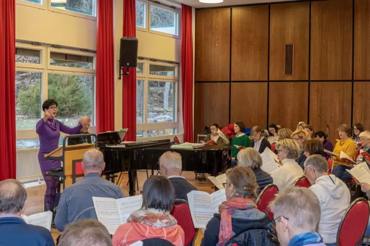 Der Projektchor des Kirchenchores St. Cäcilia Dudenhofen probt unter der Leitung von Silvia Körner. 