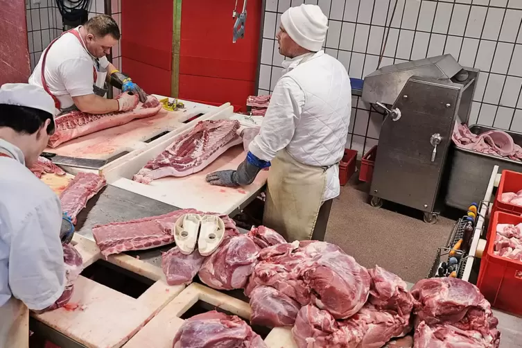 In der Bechhofer Metzgerei Burgard werden Schweine zerlegt. 