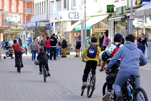 Ob man Fahrradfahrern erlauben könnte, vor 11 und nach 18 Uhr durch die Fußgängerzone zu fahren, wollte eine Zweibrückerin wisse Ob man Fahrradfahrern erlauben könnte, vor 11 und nach 18 Uhr durch die Fußgängerzone zu fahren, wollte eine Zweibrückerin wisse