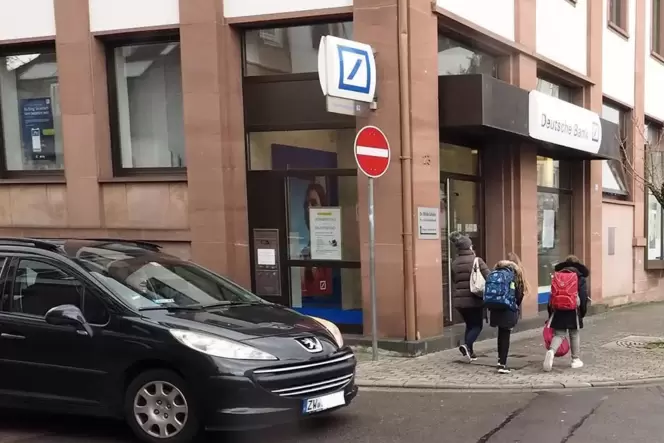 Die Wallstraße ist auch für Radfahrer eine Einbahnstraße. Die Wallstraße ist auch für Radfahrer eine Einbahnstraße.
