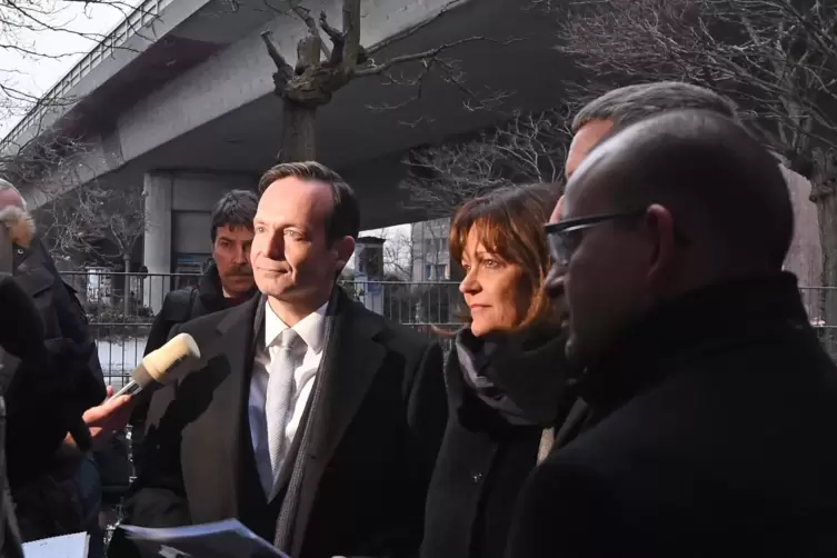 Volker Wiissing bei seinem Besuch 2017 an der Hochstra&szlig;e Nord, damals noch mit OB Eva Lohse (CDU).