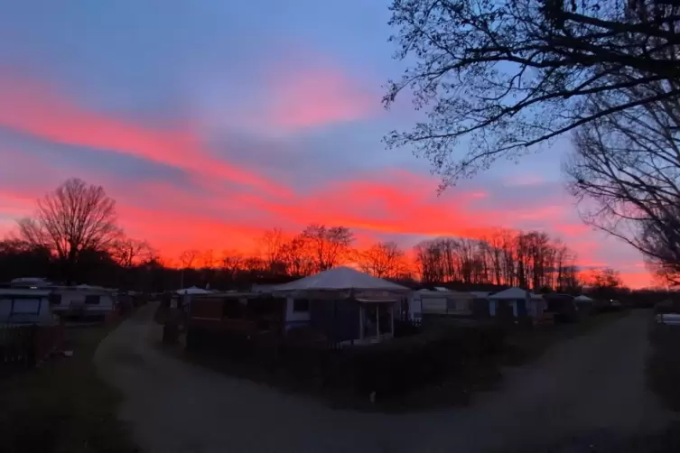 Stimmungsvoller Sonnenuntergang auf dem Lingenfelder Campingplatz: Die besondere Atmosphäre schätzen viele Nutzer im Wochenendge