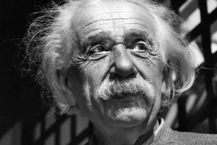 Albert Einstein im Jahr 1948. Als er 1955 starb, wurde seinem Leichnam bei einer Autopsie das Hirn entfernt. 