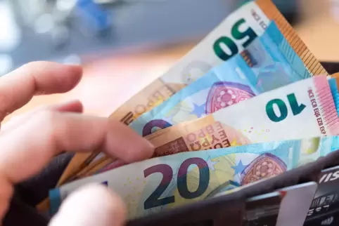 Statt wie vorgegeben Kleingeld wechseln zu wollen, griff sich der Trickbetrüger die Geldscheine des hilfsbereiten Mannes.