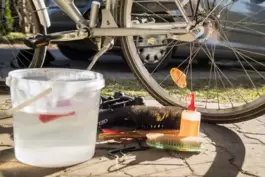 Putzeimer, Ölbehälter und Fahrrad