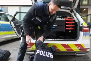 Im vollgepackten Streifenwagen lagern Marc Emlich und seine Kollegen noch einiges mehr an Ausrüstung.