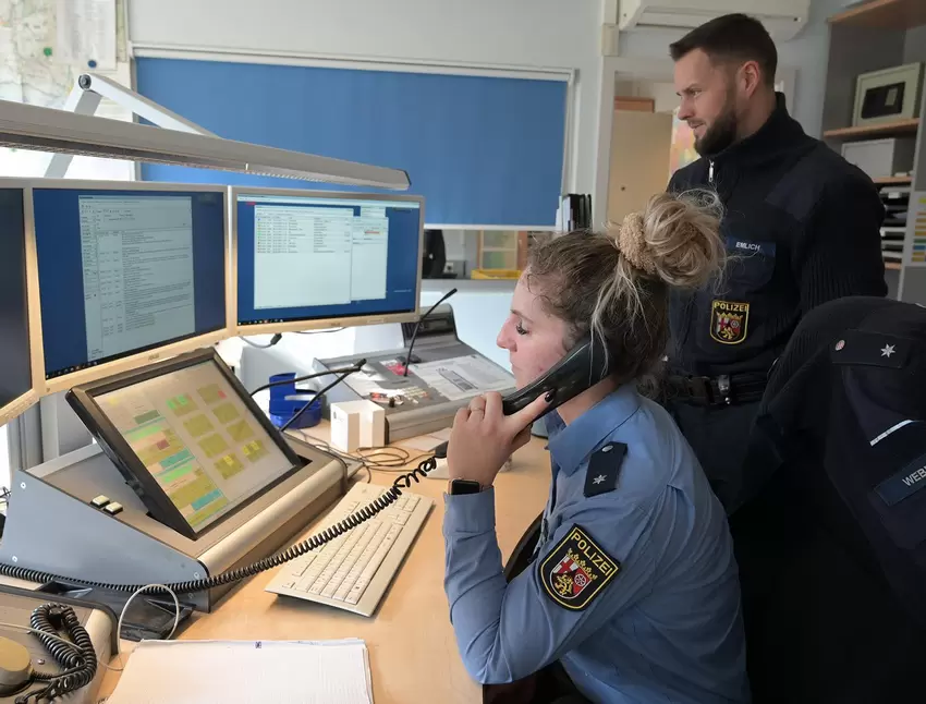 Auf der Wache wartet Marc Emlich auf seinen nächsten Einsatz. Seine Kollegin Anna-Lena Weber nimmt am Telefon Notrufe entgegen.