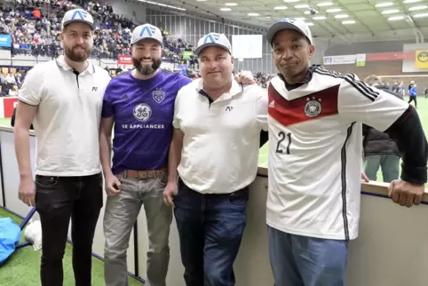 Fußballfans und Technikfreaks: von links: Max Kölbl, Jens-Peter Gotter, Jörg Czichy und Nate Saunders.