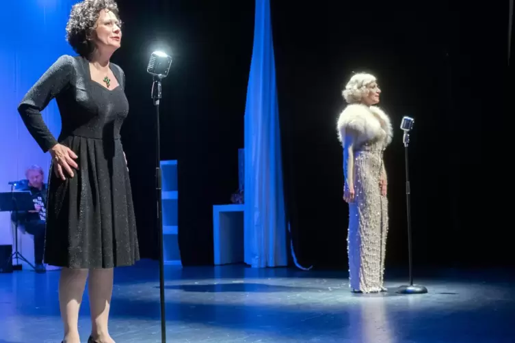 Susanne Rader als Marlene Dietrich (rechts) und Heleen Joor als Edith Piaf sind im Stück „Spatz und Engel“ zu sehen und zu hören