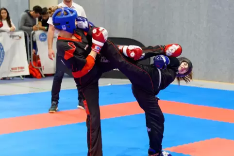 Enie Meindel (Sportscenter Grünstadt, rechts) klandete in der Klasse Older Cadets (-60 Kilogramm) auf Platz zwei. 