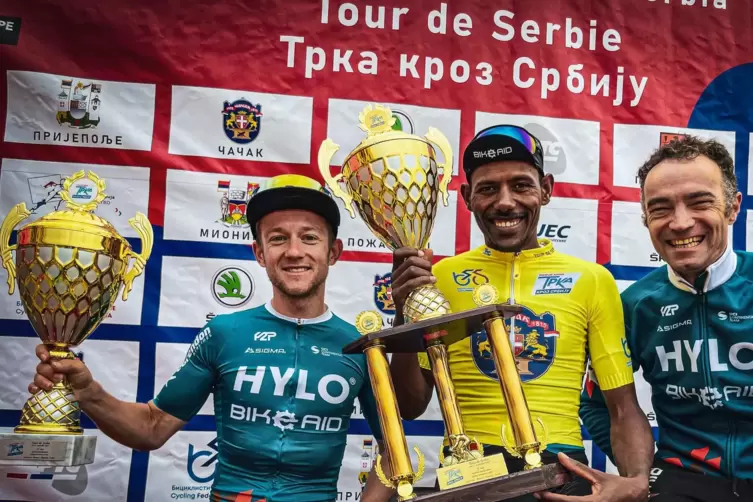 Matthias Schnapka (rechts) mit dem Gewinner der Tour de Serbie 2022: Dawit Yemane (in der Mitte) kommt aus Eritrea. Den zweiten