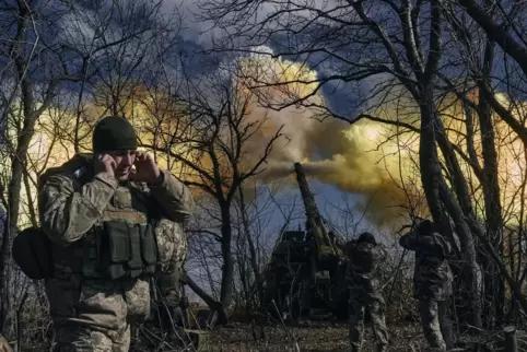 Ukrainische Soldaten feuern eine Panzerhaubitze auf russische Stellungen in der Nähe von Bachmut. 