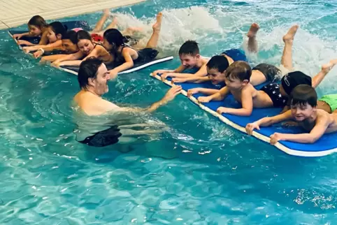 Wer ist schneller? Wettrennen auf dem Schwimmbrett.
