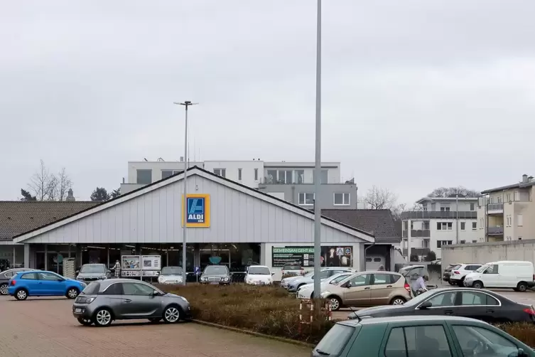 Der alte Markt in der Annweilerstra&szlig;e wird durch einen viel gr&ouml;&szlig;eren Neubau ersetzt. 