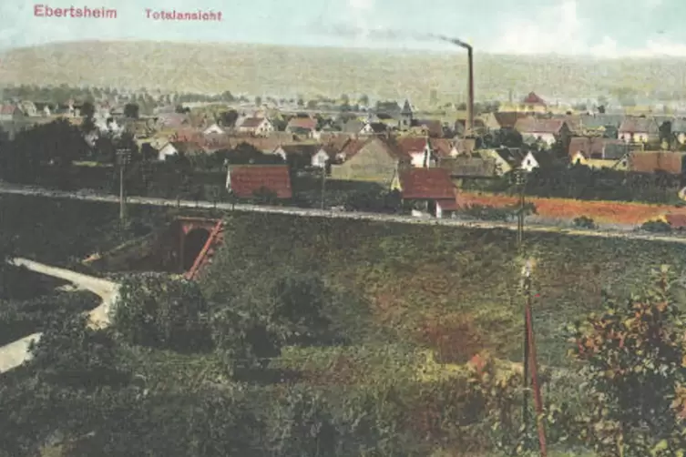 Ebertsheim mit Bahnlinie und rauchendem Schlot der Papierfabrik um das Jahr 1910. 