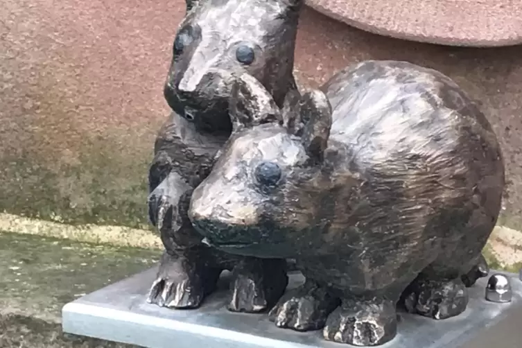 Zwei bronzene Pelztierchen am benachbarten Brunnen sind dem heute gebräuchlichen Uznamen für die Ebertsheimer gewidmet: Bachratt