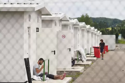 In den Betonhäuschen auf dem Flugplatzgelände wohnten 2016 wenige Flüchtlinge für wenige Wochen.
