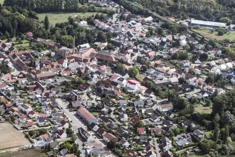 Das Luftbild von Ebertsheim mit dem (im Rätselbild abgeschnittenen) Schornstein der alten Papierfabrik. Die Glücksfee hat Alexan