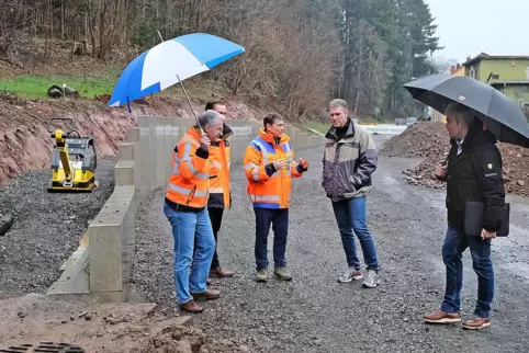 Von links: Richard Lutz, Jonas Korb und Stephan Bartenbach vom LBM, Ortsbürgermeister Klaus Fuhrmann und Bauleiter Torsten Sefri