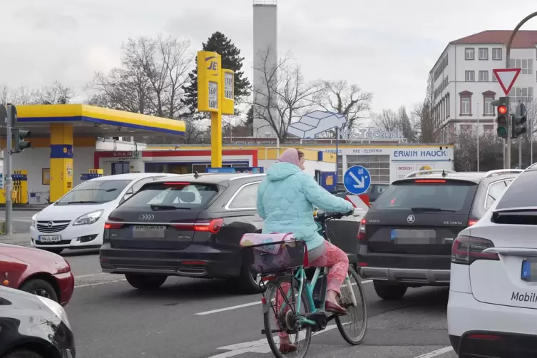 Eine knifflige Stelle in Neustadt: Feierabendverkehr am Winzinger Knoten – und mittendrin etwas verloren ein Fahrradfahrer.