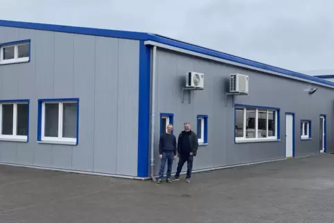 Peter (links) und Andreas Rehan vor ihrer wiederaufgebauten Produktionshalle. Peter (links) und Andreas Rehan vor ihrer wiederaufgebauten Produktionshalle.