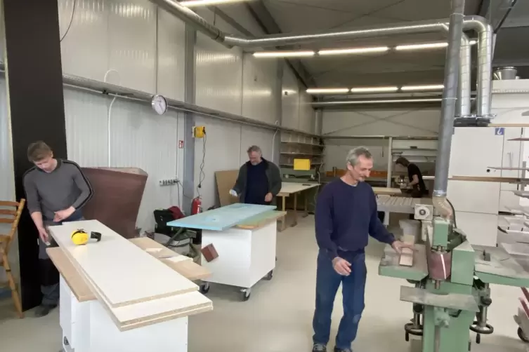 Im Inneren der neuen Halle wird schon wieder gewerkelt. 